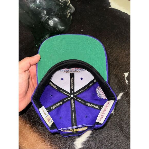 Los Angeles Lakers 80’s Back to Back Champs SnapBack Hat - Picture 7 of 7